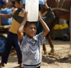 La falta de agua, electricidad, alimentos y otros productos y servicios esenciales ha agravado sensiblemente la situación humanitaria de la Franja de Gaza. Foto: Cruz Roja