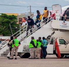 Migrantes haitianos deportados desde EE.UU. se bajan de un avión en el aeropuerto de Puerto Príncipe. Foto: EFE