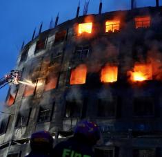 Autoridades señalan que la búsqueda continúa porque temen que más personas estén atrapadas en el edificio. Foto: Reuters.