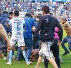 El enfrentamiento entre los hinchas del Querétaro y el Atlas ocurrió en el minuto 60 del partido de fútbol. Foto: El Comercio.
