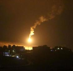 Israel ataca posiciones de Hezbolá en el sur El Líbano con proyectiles de fósforo, 25 de agosto de 2020. Foto: Reuters.
