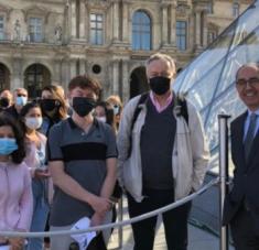 El director-presidente del Louvre recibió a los primeros visitantes. | Foto: Twitter @MuseeLouvre