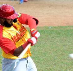 El matancero Erisbel Arruebarrena, en el juego inaugural entre los Alazanes de Granma y los Cocodrilos de Matanzas, en la LXI Serie Nacional de Béisbol en el estadio Mártires de Barbados, de la ciudad de Bayamo, provincia Granma, el 23 de enero de 2022. ACN FOTO/Marcelno VÁZQUEZ HERNÁNDEZ