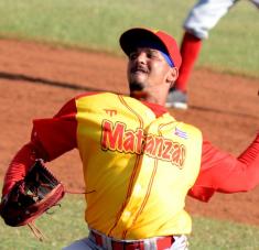 El lanzador zurdo matancero Naykel Cruz, ganador del juego inaugural entre los Alazanes de Granma y los cocodrilos de Matanzas, en la LXI Serie Nacional de Béisbol en el estadio Mártires de Barbados, de la ciudad de Bayamo, provincia Granma, el 23 de enero de 2022. ACN FOTO/Marcelno VÁZQUEZ HERNÁNDEZ