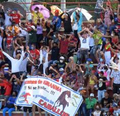 Juego inaugural entre los Alazanes de Granma y los Cocodrilos de Matanzas, en la LXI Serie Nacional de Béisbol, en el estadio Mártires de Barbados, de la ciudad de Bayamo, provincia Granma, el 23 de enero de 2022. ACN FOTO/Marcelno VÁZQUEZ HERNÁNDEZ