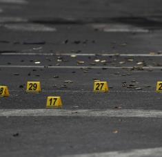 Otras tres personas resultaron lesionadas después de que hombres a bordo de una motocicleta irrumpieran en una casa de Zamora y dispararan a las diez personas que se encontraban al interior. Foto: AP.