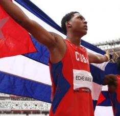 El doblete inédito de plata y bronce de los saltadores de longitud Juan Miguel Echevarría y Maykel Massó, también lo fue por su juventud. Foto: ACN