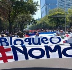 Durante la marcha se exigió al Gobierno de EE.UU. levantar las medidas restrictivas unilaterales que aplica contra Cuba. Foto: @EduardomteleSUR
