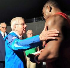 El presidente del COI, Thomas Bach, felicitó al cubano Mijaín López instantes después de que este se proclamara pentacampeón olímpico de la lucha clásica en Paris 2024. Fotos: Facebook JitDeporteCubano