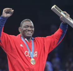 Mijaín López Núñez, leyenda cubana de la lucha grecorromana, entró hoy a la historia como único deportista en ganar cinco oros olímpicos en la misma prueba individual, luego de vencer en la final de la división de los -130 kilogramos en la cita estival con sede en París. Fotos: Facebook JitDeporteCubano