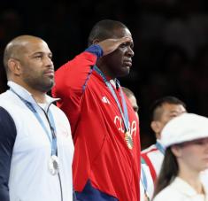 Mijaín López Núñez, leyenda cubana de la lucha grecorromana, entró hoy a la historia como único deportista en ganar cinco oros olímpicos en la misma prueba individual, luego de vencer en la final de la división de los -130 kilogramos en la cita estival con sede en París. Fotos: Facebook JitDeporteCubano