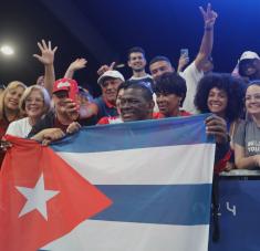 Mijaín López Núñez, leyenda cubana de la lucha grecorromana, entró hoy a la historia como único deportista en ganar cinco oros olímpicos en la misma prueba individual, luego de vencer en la final de la división de los -130 kilogramos en la cita estival con sede en París. Fotos: Facebook JitDeporteCubano