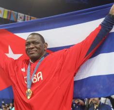 Mijaín López Núñez, leyenda cubana de la lucha grecorromana, entró hoy a la historia como único deportista en ganar cinco oros olímpicos en la misma prueba individual, luego de vencer en la final de la división de los -130 kilogramos en la cita estival con sede en París. Fotos: Facebook JitDeporteCubano