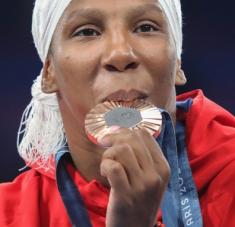 La cubana Milaimy Marín, obtiene medalla de bronce en la división de 76 kg de la lucha libre femenina, tras superar a la kirguiza Aiperi Medet, en los XXXIII Juegos Olímpicos, en la Arena Campo de Marte de París, Francia, el 11 de agosto de 2024. ACN FOTO/ Roberto MOREJÓN RODRÍGUEZ/ Periódico JIT