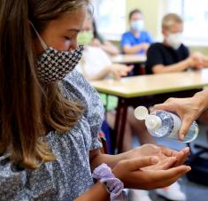 Investigadores de Bélgica analizaron las estadísticas de infecciones entre menores de 18 años desde marzo hasta fines de junio. Foto: Reuters.