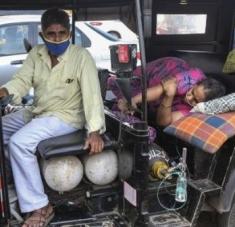 En Nueva Delhi la saturación hospitalaria y la falta de oxígeno complejizan el panorama. Foto: EPA