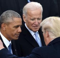 El presidente de EE.UU., Donald Trump (C), habla con el expresidente Barack Obama (izq.) y Joe Biden en Washington, 20 de enero de 2017. Foto: AFP