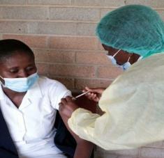 La OMS ha reiterado el llamado a promover y garantizar la equidad en la distribución de la vacuna contra el coronavirus. Foto: EFE