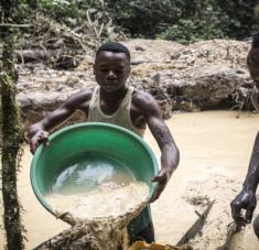 Según estimaciones del Instituto Federal de Geociencias y Recursos Naturales de Alemania, los mineros artesanales producen de 15 a 22 toneladas de oro al año en el país. 