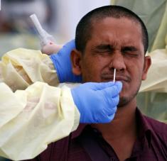 Científicos singapurenses encontraron que la replicación viral activa cae rápidamente después de la primera semana de enfermedad. Foto: Reuters.