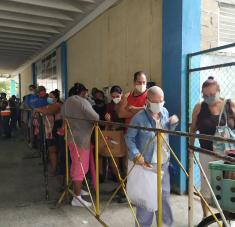 Agentes del orden público (al fondo), contribuyeron a organizar la cola en la panadería El Progreso, de la zona #16 de Alamar. Fotos: del autor