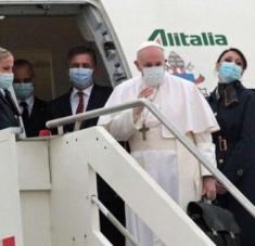 El papa Francisco arribó al aeropuerto de Bagdad a las 14H00 hora local (11.00 GMT) para iniciar su visita de tres días. Foto: EFE