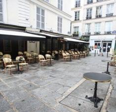 Ante el avance de la Covid-19, la Alcaldía de París declaró el cierre total de los bares, clubes deportivos y piscinas. Foto: EFE