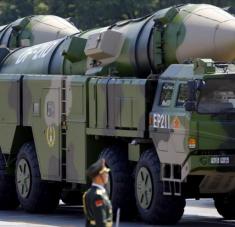 Varios vehículos lanzamisiles balísticos del Ejército de China, modelo Dongfeng-21D, participan en una marcha militar celebrada en Pekín, capital china.