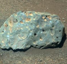 La piedra, cuyo origen por ahora permanece sin esclarecer, cuenta con una serie de puntos brillantes en su superficie. Foto: twitter.com / @NASAPersevere 