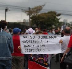 Los manifestantes usaron una manta gigante con la foto del mandatario para invitarlo a renunciar. Foto: Twitter @Noticias_crc