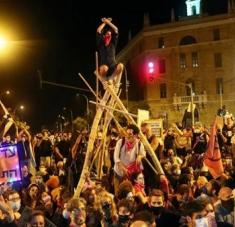 Los manifestantes también acusaron a Netanyahu de "corrupto" luego del anuncio de su procesamiento por los delitos de fraude, cohecho y abuso de confianza. Foto: Reuters