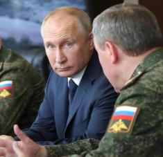 El presidente ruso, Vladimir Putin (centro), supervisa maniobras ‘Cáucaso 2020’, Ástrajan, 25 de septiembre de 2020. Foto: AFP