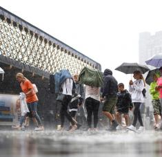 Algunas personas incluso tuvieron que abandonar sus automóviles varados en las carreteras después de quedar parcialmente sumergidos por el diluvio. Foto: Reuters 