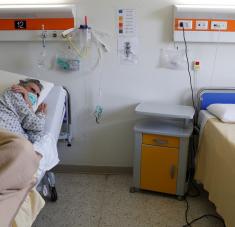 Aproximadamente uno de cada cinco mayores de 80 años que padecen covid-19 necesitan hospitalización. Foto: Reuters.
