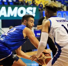 Rivero fue puntal para Cuba a la ofensiva y en la custodia de la zona pintada. Fotos: @Fesabal.