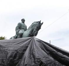 La estatua del general confederado Robert. E. Lee ha sido frecuentemente cubierta por el rechazo que causa entre muchos ciudadanos de Charlottesville. Foto: AP