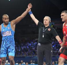 El gladiador cubano Gabriel Rosillo (de azul), bronce en la división de los 97 kg, en el Coliseo Arena Campo de Marte, en los XXXIII Juegos Olímpicos, en París, Francia. Foto JIT
