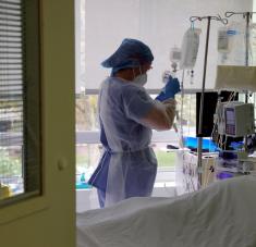 Según las últimas cifras recopiladas por el Consejo Internacional de Enfermería, unos 1.500 profesionales sanitarios han fallecido desde que comenzó la pandemia, si bien el organismo estima que el total podría ser mucho mayor. Foto: Reuters.