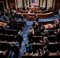 Tras más de 12 horas de bloqueo, los senadores dieron el visto bueno al plan de rescate de Joe Biden. Foto: Reuters