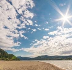 En condiciones similares a las de un mediodía del solsticio de verano en el Mediterráneo, un 90% de virus muere cada 6,8 minutos. Foto: Pixabay.