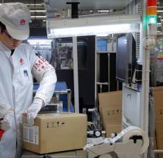 Personal de una línea de producción de teléfonos móviles en una fábrica de Huawei en Dongguan, China, 6 de marzo de 2019. Foto: AP