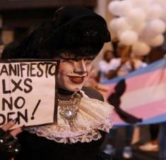 El Manifiesto feminista reafirma que “mejorar las condiciones de vida de las personas trans profundiza y amplía la democracia Foto: EFE