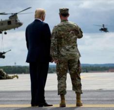 El presidente de EE.UU., Donald Trump, supervisa un ejercicio militar de las fuerzas estadounidenses.