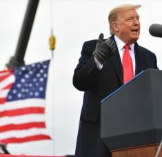 El presidente de EE.UU., Donald Trump, ofrece un mitin electoral en el aeropuerto de la ciudad de Waterford Township, Michigan, 30 de octubre de 2020. Foto: AFP