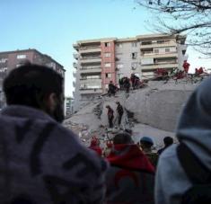 El alcalde de la ciudad turca de Esmirna, Tunc Soyer, estimó que alrededor de 180 personas todavía permanecen bajo los escombros. Foto: EFE