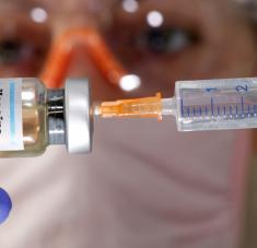 Una inyección podría costar entre 2.5 y 3.75 dólares, algo que haría este remedio contra la pandemia en desarrollo bastante asequible incluso para los países pobres. Foto: Reuters.