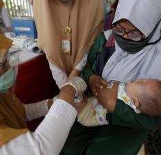 En el 2020 y como consecuencia del azote de la Covid-19, unos 17 millones de niños no recibieron vacuna alguna en 2020. Foto: EFE