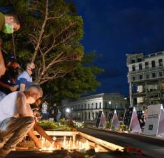 Vigilia en homenaje a las víctimas del accidente ocurrido en el Hotel Saratoga el pasado 6 de mayo que dejó hasta el momento 46 fallecidos, convocada por la Unión de Jóvenes Comunistas, en el Parque de la Fraternidad, frente al propio inmueble dañado, en la Habana Vieja, Cuba, el 13 de mayo de 2022. ACN FOTO/Omara GARCÍA MEDEROS