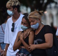 Familiares de las víctimas del accidente ocurrido en el Hotel Saratoga, en el homenaje del pueblo cubano en el Parque de la Fraternidad, frente al propio inmueble dañado, en la Habana Vieja, Cuba, el 13 de mayo de 2022. ACN FOTO/Omara GARCÍA MEDEROS