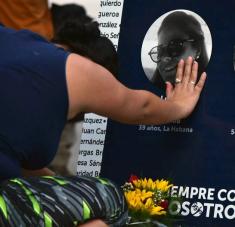 Vigilia en homenaje a las víctimas del accidente ocurrido en el Hotel Saratoga el pasado 6 de mayo que dejó hasta el momento 46 fallecidos, convocada por la Unión de Jóvenes Comunistas, en el Parque de la Fraternidad, frente al propio inmueble dañado, en la Habana Vieja, Cuba, el 13 de mayo de 2022. ACN FOTO/Omara GARCÍA MEDEROS